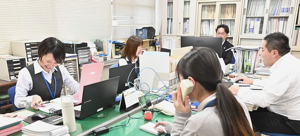 事務所内の仕事風景写真