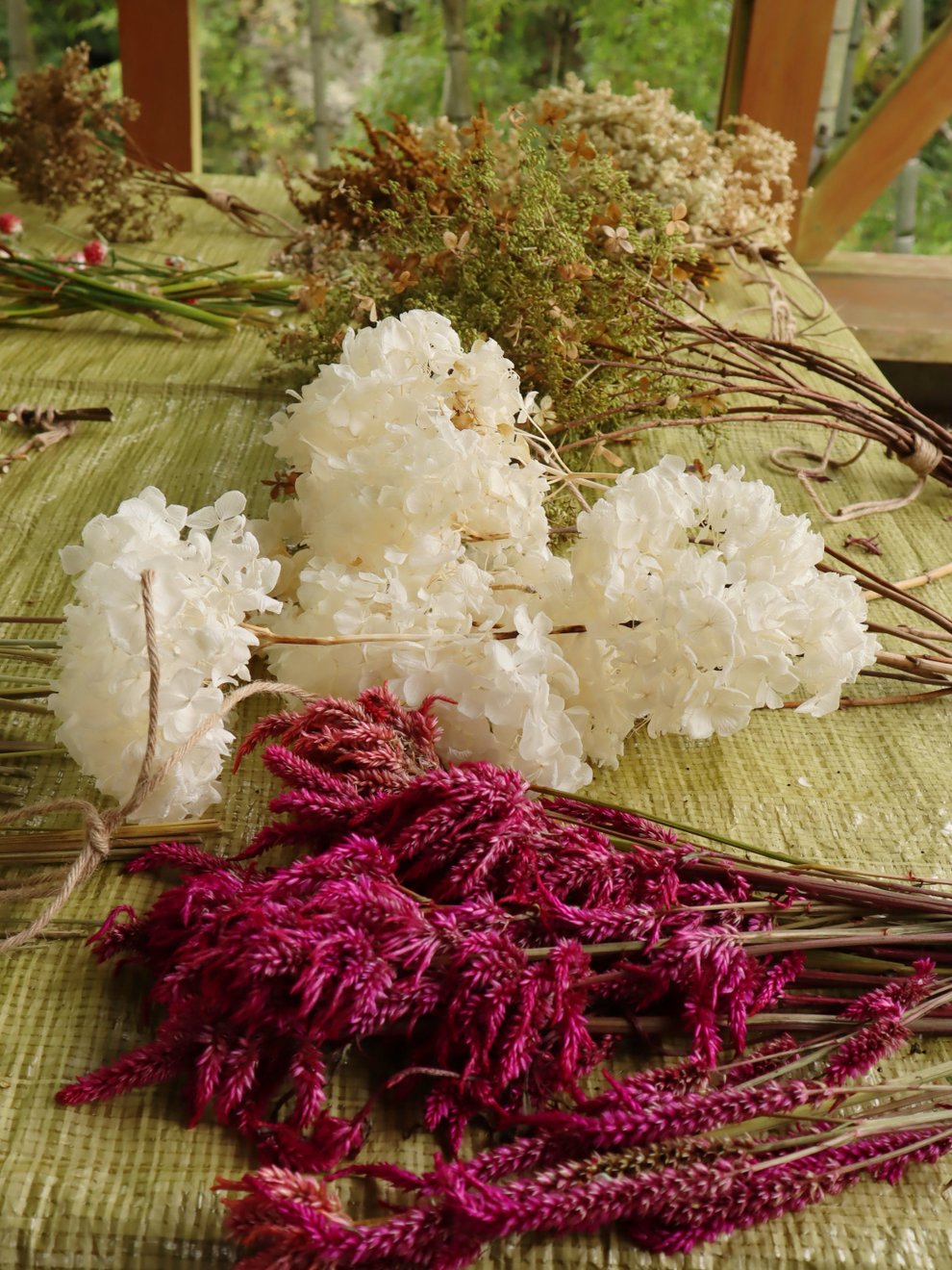 野山で採取した花材（※花材は年によって異なります）