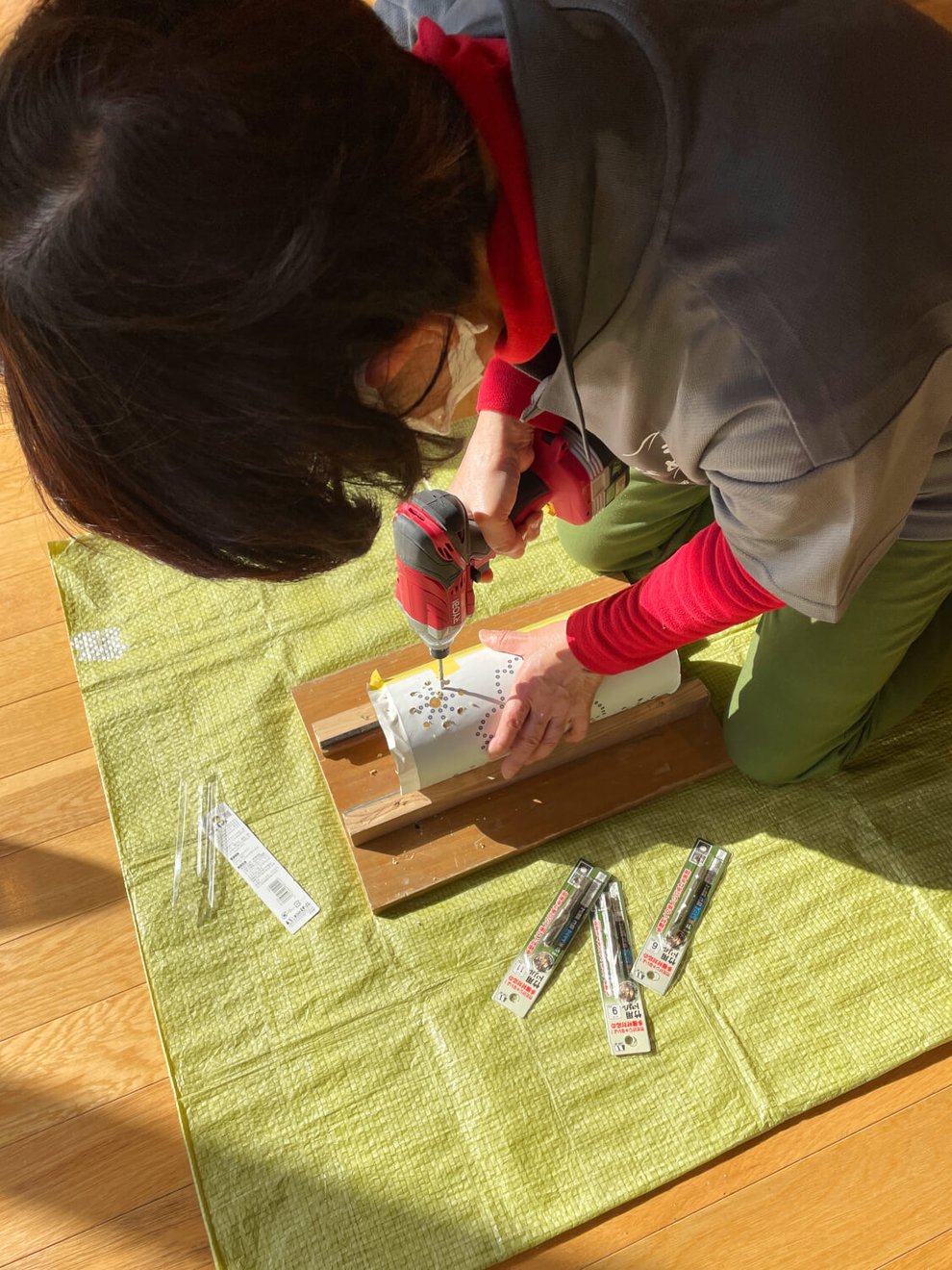 竹専用のドリルを使い、図案に沿って穴を開けていきます。