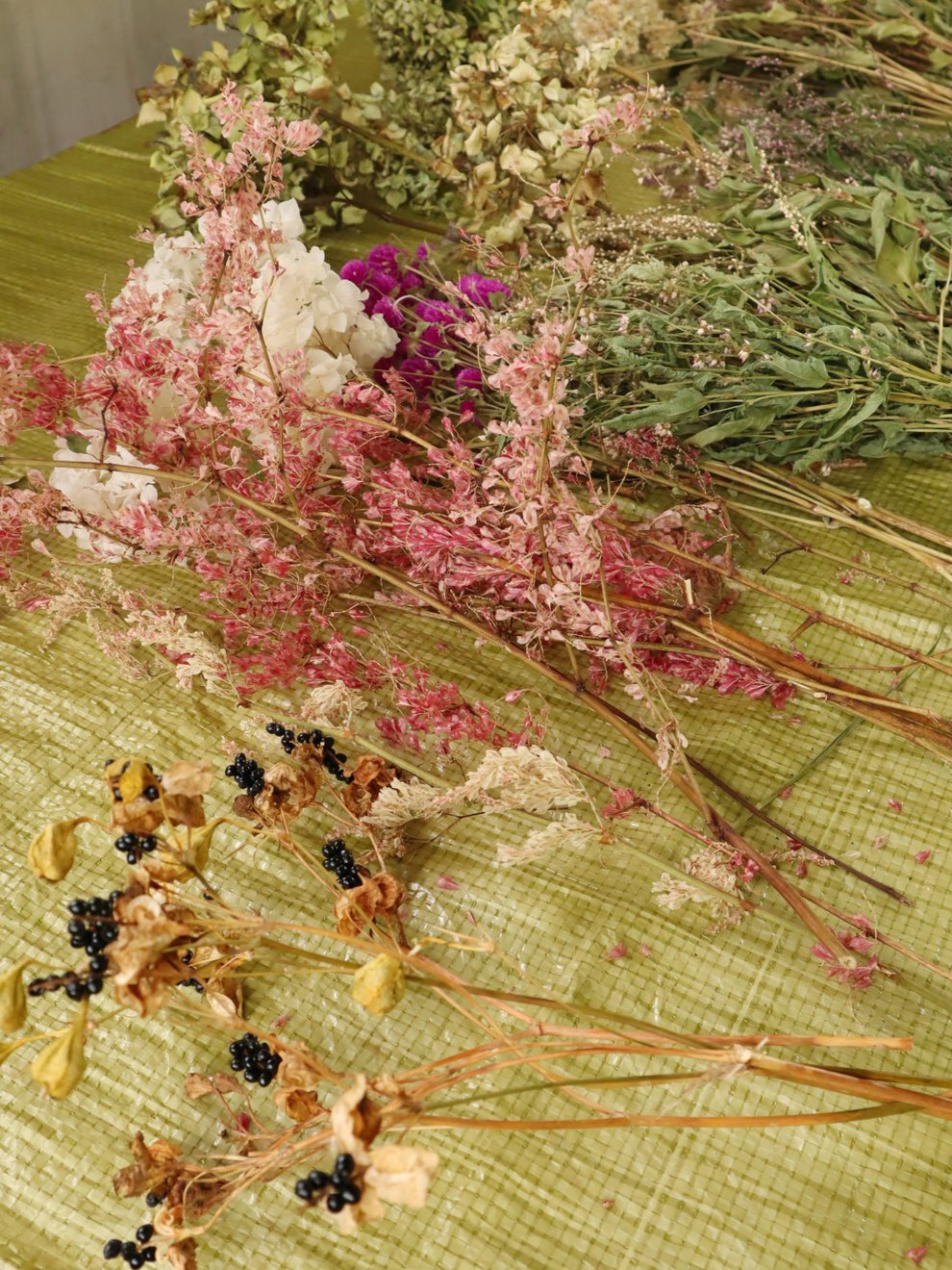 野山で採取した花材（※花材は年によって異なります）