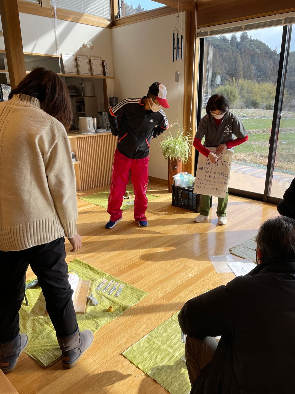 地元スタッフが体験の手順、作り方を説明します。