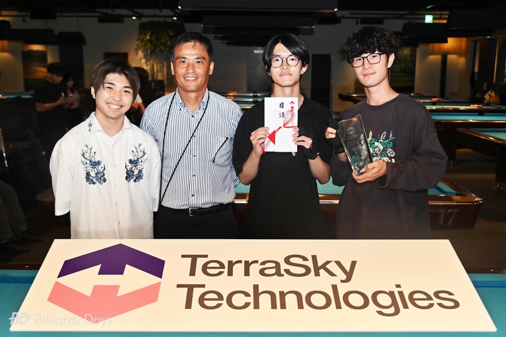 優勝の明治大学。左2はメインスポンサー、テラスカイ・テクノロジーズ取締役執行役員・宮内修氏