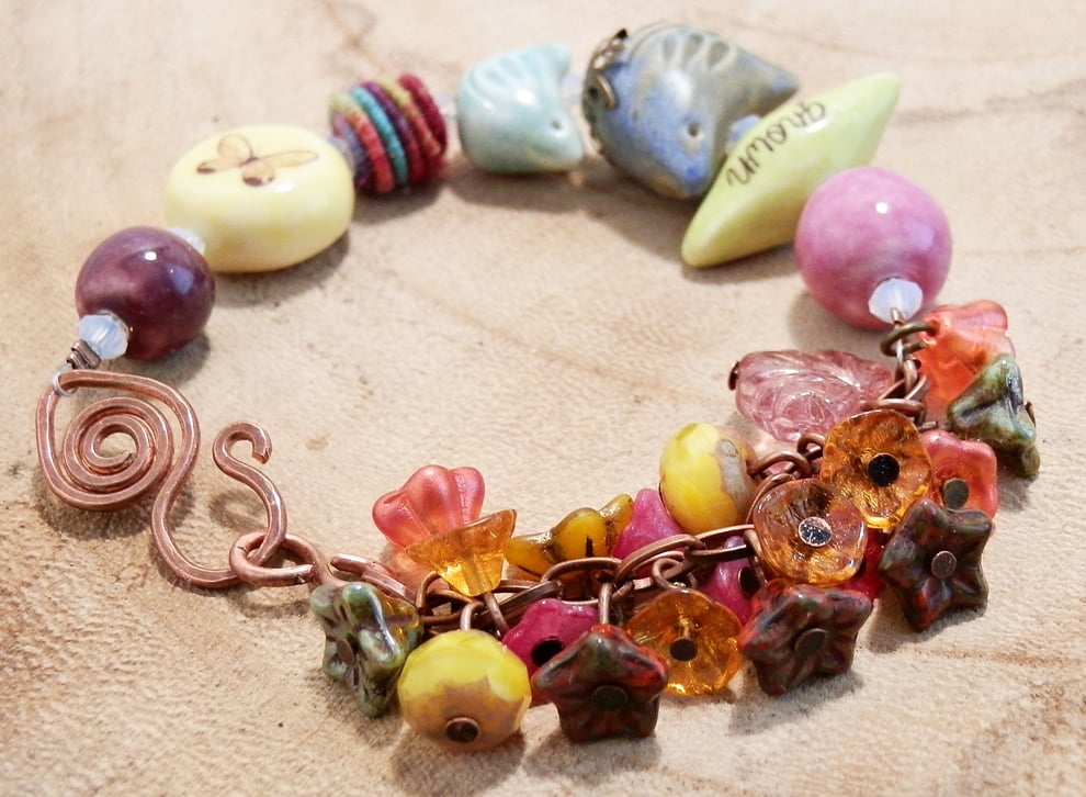 zomer armband met warme kleuren en kralen van keramiek, pantone trendkleuren 2020