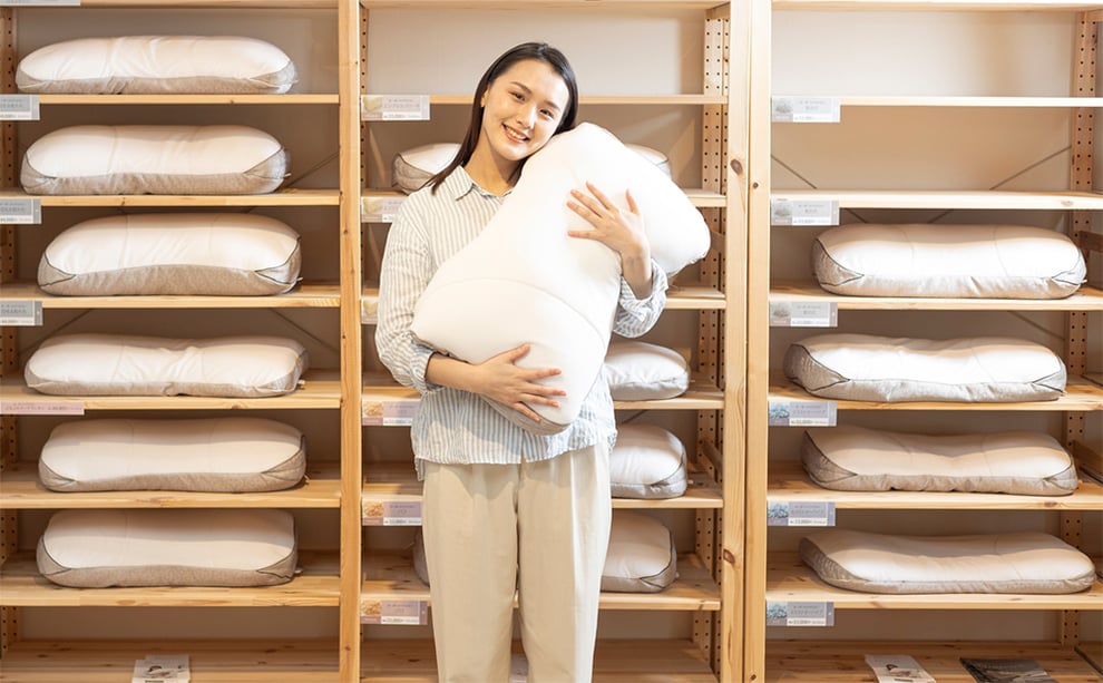 オーダーまくらを作ってもらって満足してい女性