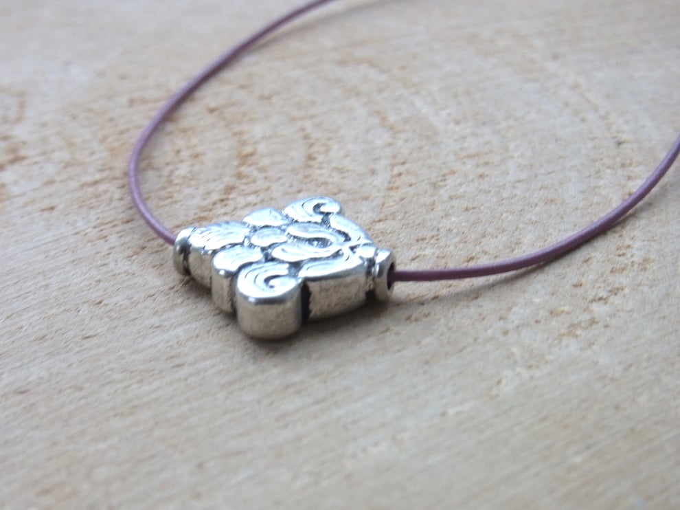 Violette Lederband Kette mit Lotusblume Anhänger aus Alpaka