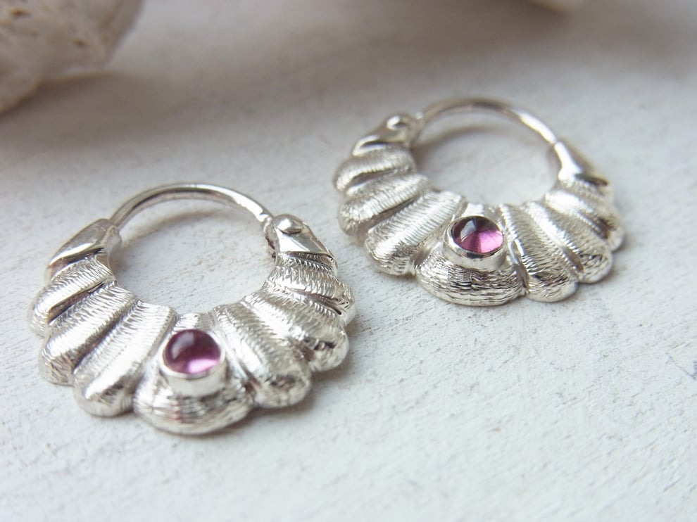 Handgefertigte Ohrringe mit pink Turmalin Cabochon