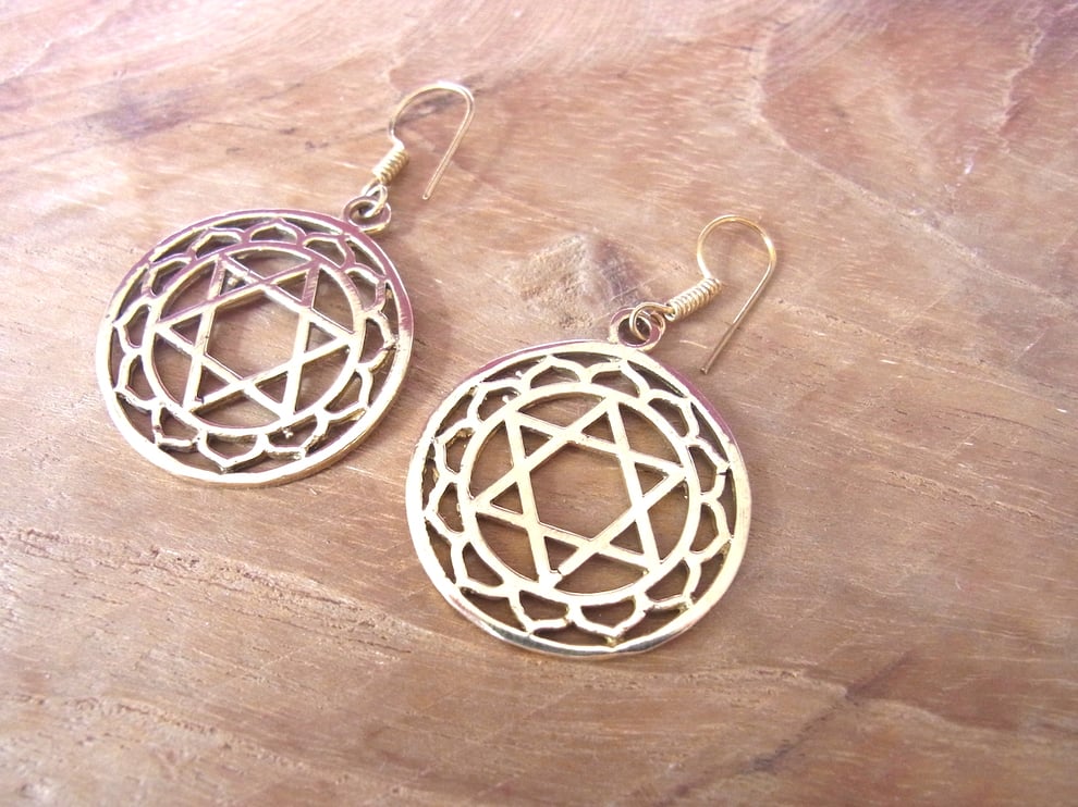 Vergoldete Ohrringe mit Herzchakra Symbol