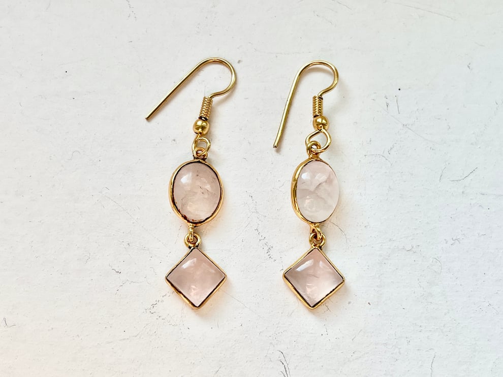 Goldene Ohrringe mit zwei Rosenquarz Cabochons