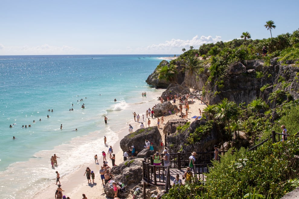 Playa con vista a ruinas Mayas