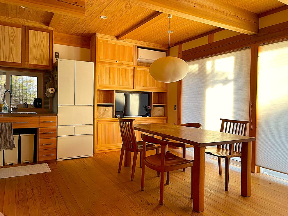 住み始めてからのダイニング。木の経年変化が楽しみです。