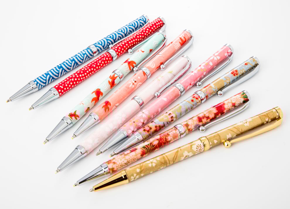 F-STYLEは、手作りボールペンの日本製専門店です。高級な美濃和紙を素材に使用し、和風の雑貨小物が好きな方におすすめのアイテムを提供しています。書きやすさを追求したこのボールペンは、男性にもおしゃれでオフィスでの使用にもぴったりです。さくらやうさぎなどのモチーフが彩るデザインも人気で、クリスマスや就職祝い、社会人の方への贈り物にも最適です。  当店のボールペンは、スイフト式で替え芯も使いやすく、0.5mmや0.7mmなどのバリエーションも豊富です。日本製の品質と低重心設計により、滑らかな書き心地を提供し