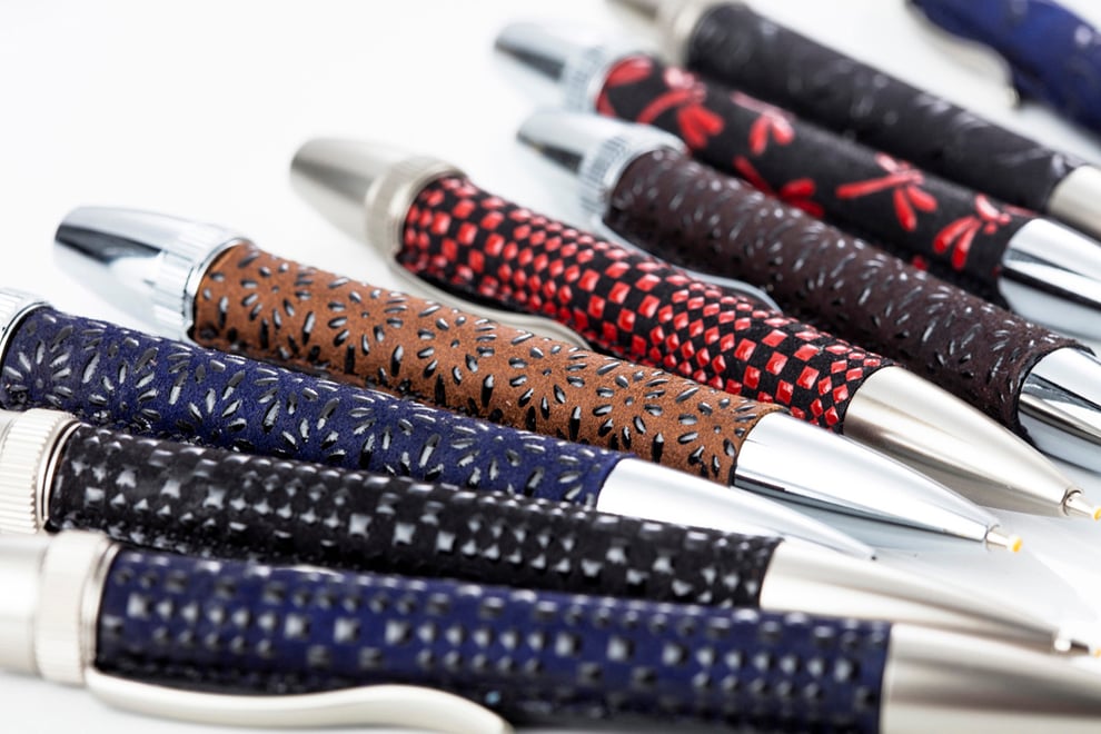 伝統　工芸　奈良　鹿革　漆　漆革　なめす　みやび　美しい　エフスタイル　ハンドメイド　メイドインジャパン　日本製　温もり　心 贈りもの　入学 就職　お祝い　プレゼント　父の日　ギフト　母の日　敬老の日　ご褒美　こだわり　万年筆 　おしゃれ　おすすめ　オリジナル　かわいい　クラフト 　手づくり　 クリスマス　 ネット 　ペン 　ボールペン　 レディース 　メンズ 　ステキ　 女性　 工房　 高級 　細工 　作家 　作品 　手作り　 種類　商品　小物　職人　人気　専門　ファッション　文具　面白い　キレイ