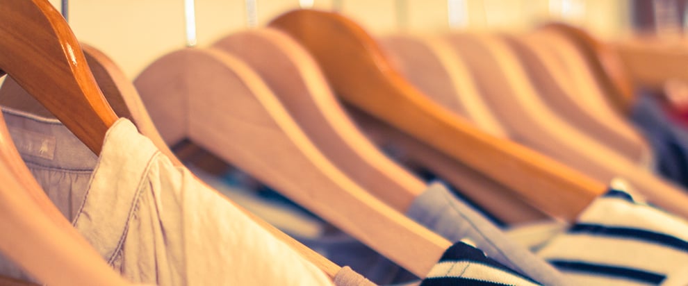 ホームウェアのイメージ　ハンガーにかかったウェアたち