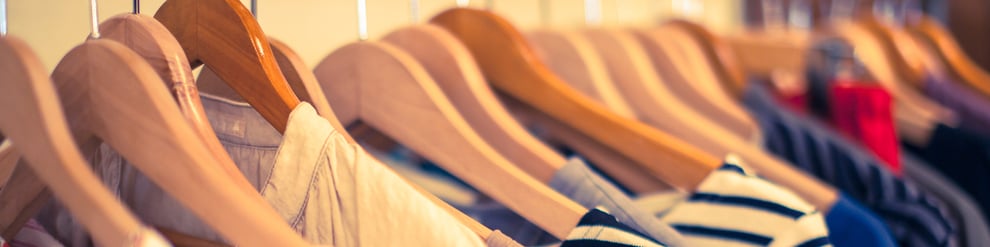 ホームウェアのイメージ　ハンガーにかかったウェアたち