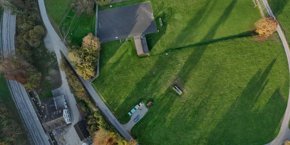 Der Gemeinderat will in einer der höchsten ISOS-Schutzzonen, neben Fussballplatz und Zivilschutzanlage, einen Asyl-Pavillon bauen. Bild: Forum Feldbach