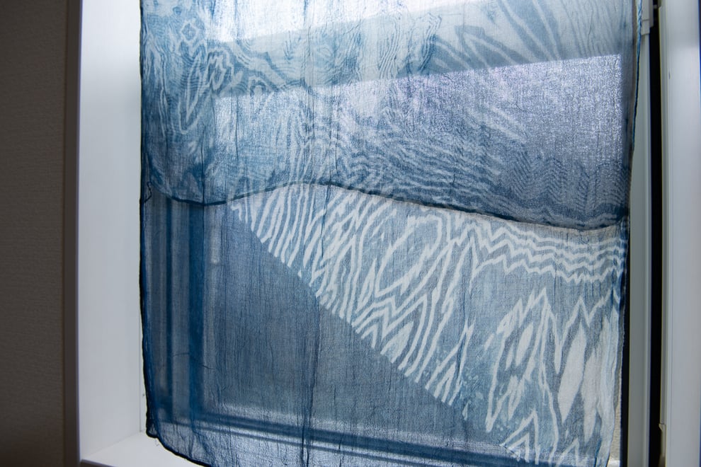 ▲板締め方法（注1）で染めた布を窓にかけて