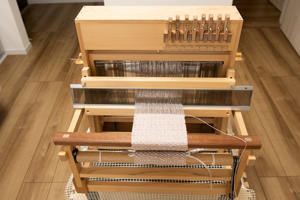  ▲ 織り幅50cmの卓上織機（山田製作所製)