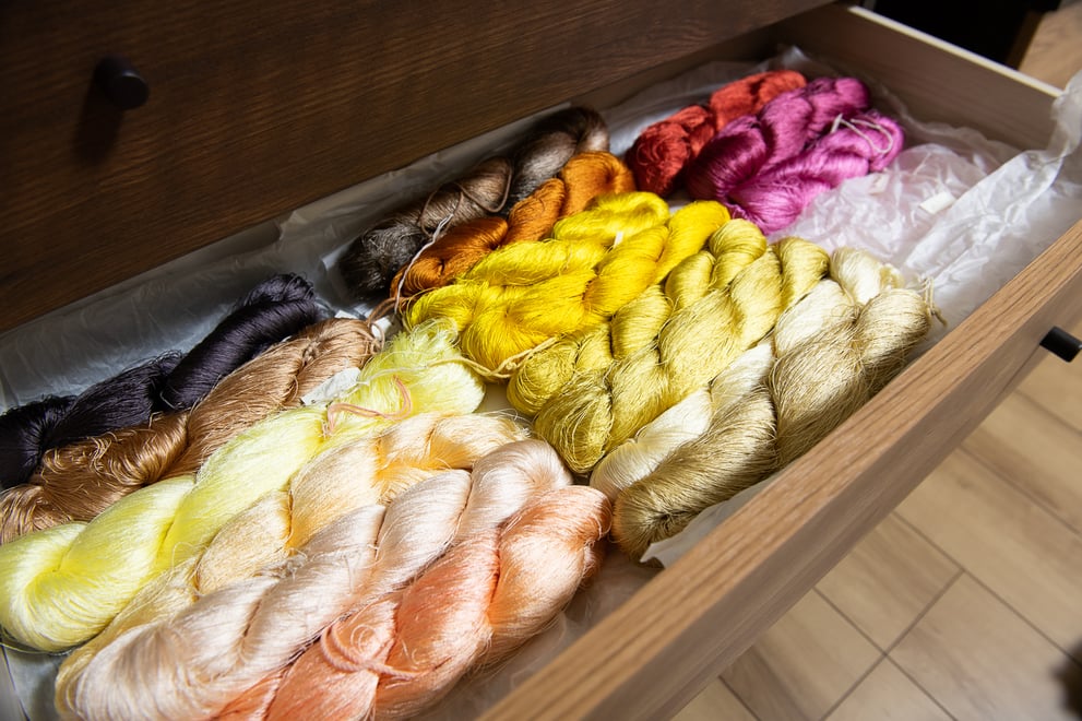 ▲ リビングの収納には少しずつ染めている糸のコレクション